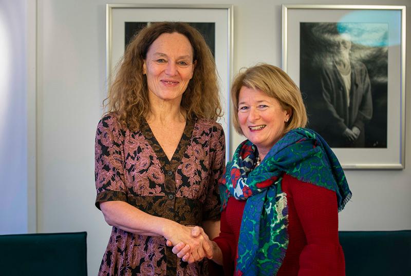 Direktør ved FHI, Camilla Stoltenberg (t.v.) og UiT-rektor Anne Husebekk signerte i dag en avtale om samarbeid. 